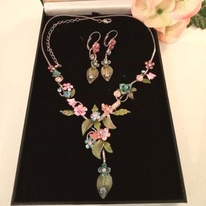 🎁 FREE GIFT INCLUDED 🎁NIB New In Box Fashion Jewelry Necklace & Earrings Set.